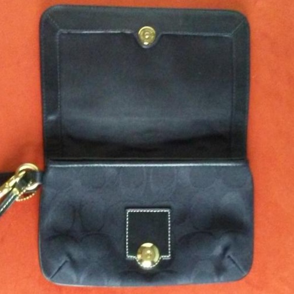 NWOT Coach Signature Large Flap Wristlet + Satin Dust Bag & Shopping Bag - Picture 4 of 7